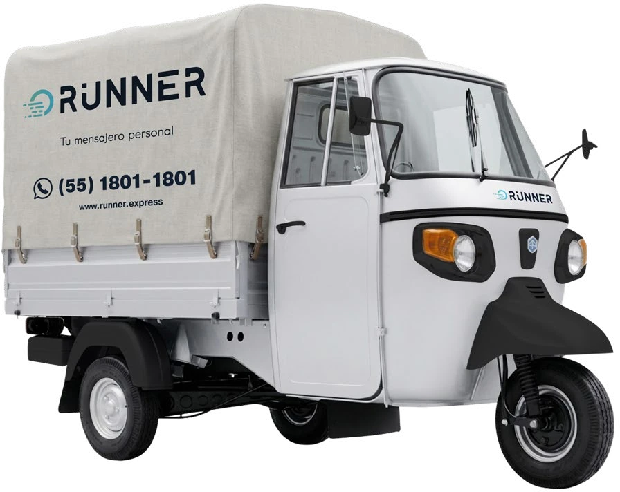 Unidad de reparto de Runner con la lona de la marca, lista para entregas en Cozumel